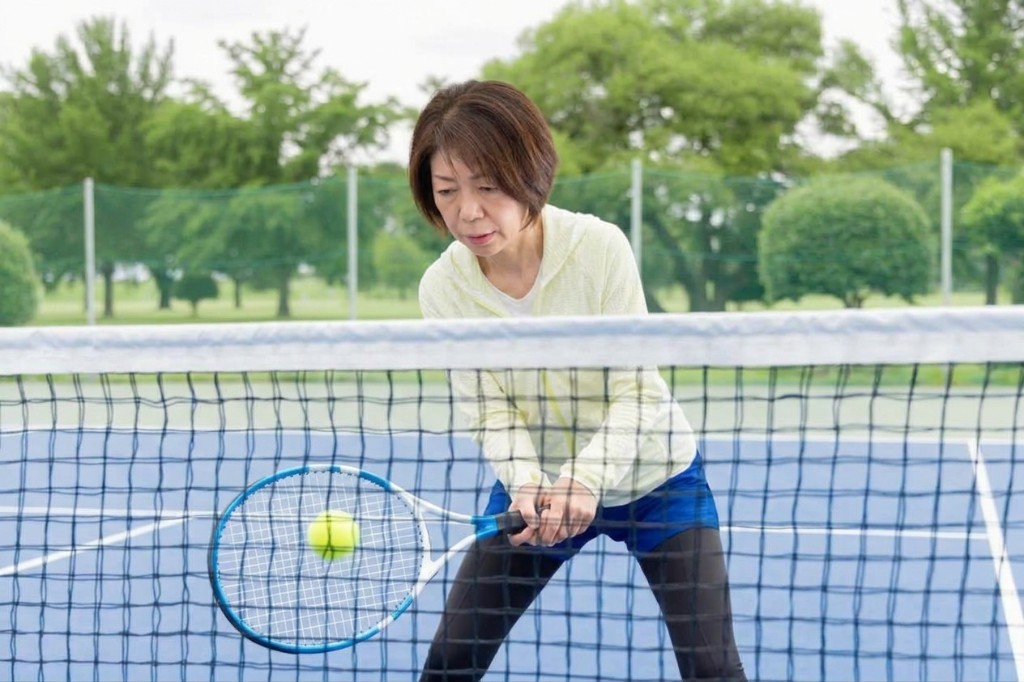 テニスをする女性